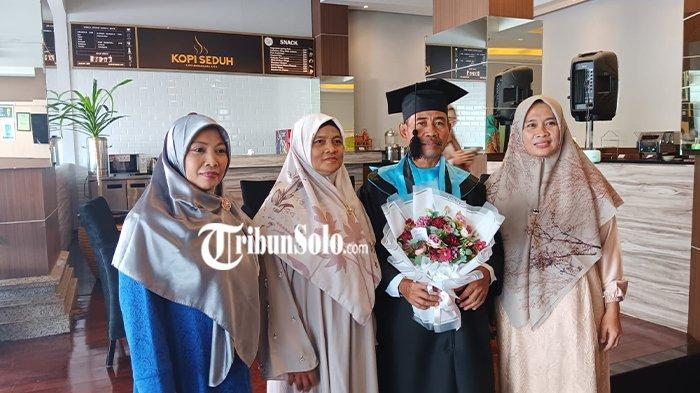 Sukadi bersama istri pertama Tumiyem (kanan), istri kedua Agusriyanti (kiri), dan istri ketiga Ida Susilowati (biru)
