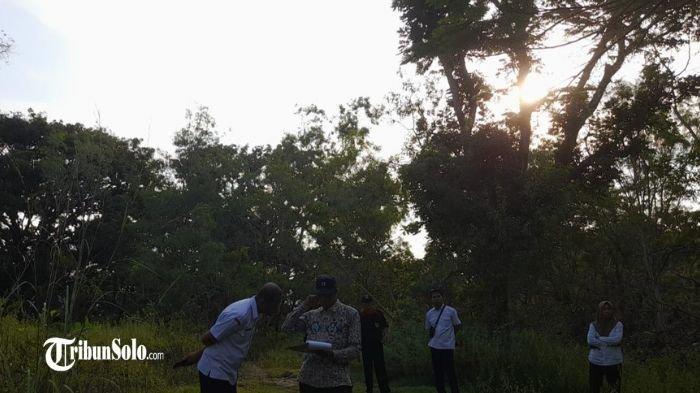 CEK LOKASI - Survey calon lokasi sekolah rakyat di Dusun Selomoyo, Desa Selomarto, Kecamatan Giriwoyo, Wonogiri beberapa waktu lalu. Pemkab Wonogiri telah menyiapkan lokasi untuk pembangunan sekolah rakyat