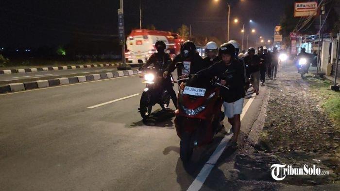 TAK BERKUTIK : Polisi menggelandang Joki dan penonton balap liar di Banyudono, Boyolali, Sabtu (8/3/2025). Aksi balap liar di jalan raya Solo-Semarang ini kerap mengganggu pengguna jalan lain.