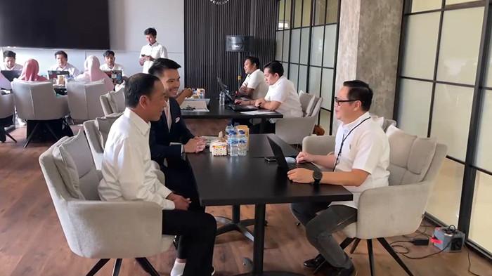 TEMANI JOKOWI - Presiden ke-7 RI Joko Widodo (Jokowi) saat diperiksa penyidik Polda Metro Jaya di Mapolresta Solo, Rabu (23/7/2025) siang. Ketua tim kuasa hukum dari Jokowi, Yakup Hasibuan tampak menemani Jokowi selama pemeriksaan terkait aduan dugaan pencemaran nama baik yang sempat Jokowi layangkan beberapa waktu lalu.