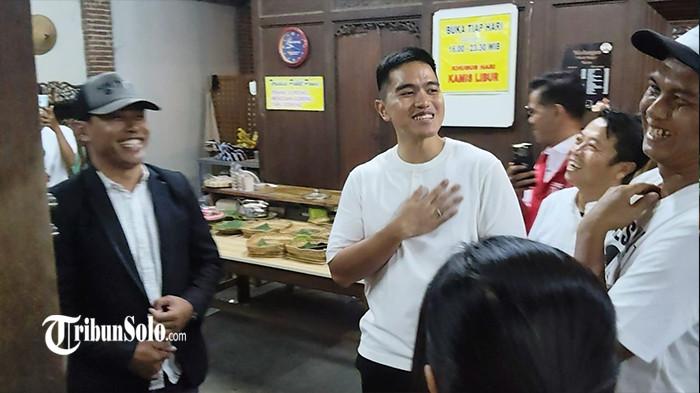 TEMUI KADER - Calon Ketum PSI Kaesang Pangarep saat menemui anggota dan kader PSI di Kabupaten Karanganyar, Rabu (16/7/2025). Dalam roadshownya di Kabupaten Karanganyar, Kaesang mengaku kecewa pasca melihat suara Jawa Tengah untuk dirinya dalam hasil perolehan suara sementara pemilihan Ketum PSI. 