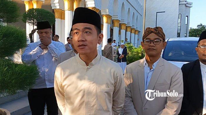 TERKENANG MASA LALU - Wakil Presiden RI Gibran Rakabuming Raka saat ditemui pasca salat Idul Adha di Masjid Raya Sheikh Zayed Solo, Jumat (6/6/2025) pagi. Gibran mengenang semasa menjadi Wali Kota Solo saat bangun Masjid Raya Sheikh Zayed di Solo.