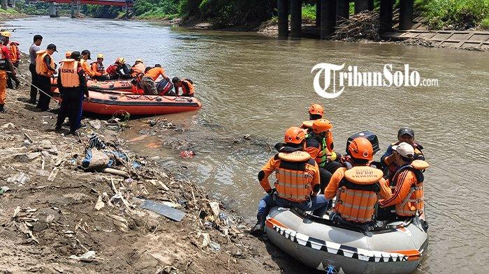 TIM SAR MENCARI PRIA JATUH KE SUNGAI BENGAWAN SOLO. Tim SAR gabungan melakukan penyisiran untuk mencari DW (32) yang diduga terpeleset dan jatuh ke sungai Bengawan Solo dari jembatan Jurug pada Senin (10/2/2025) malam kemarin. 150-an relawan hingga 5 perahu karet diterjunkan menyisir Sungai Bengawan Solo untuk mencari DW.