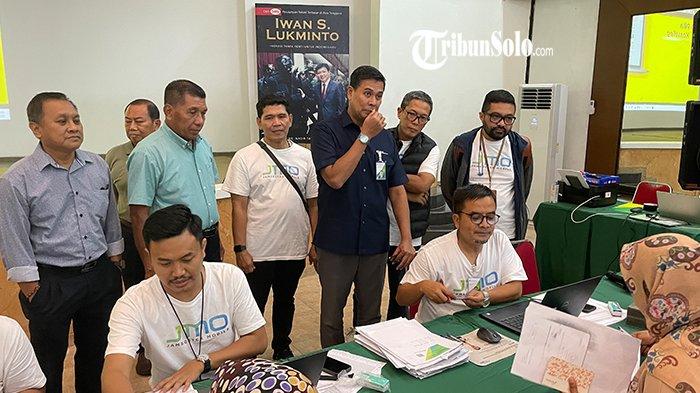 TINJAU PENCAIRAN JHT. Direktur Utama BPJS Ketenagakerjaan, Anggoro Eko Cahyo saat meninjau pengurusan pencairan Jaminan Hari Tua di Pabrik Sritex, Sukoharjo, Rabu (5/3/2025). Diketahui, ribuan eks buruh Sritex tengah mengurus pencairan Jaminan Hari Tua pasca di-PHK massal per 1 Maret 2025. BPJS Ketenagakerjaan mengklaim dana itu akan cair dalam tiga hari setelah diurus.