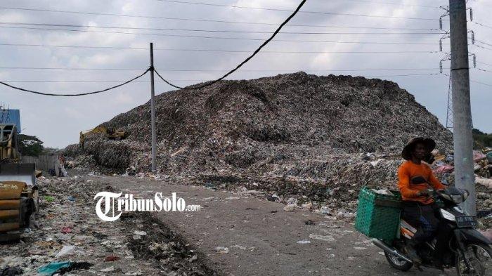 PUTRI CEMPO - Suasana Tempat Pembuangan Akhir (TPA) Putri Cempo, beberapa waktu lalu. Salah satu kendala yang kini dihadapi pembangkit listrik ini, biaya operasional yang terlalu tinggi sehingga sulit disalurkan ke masyarakat.