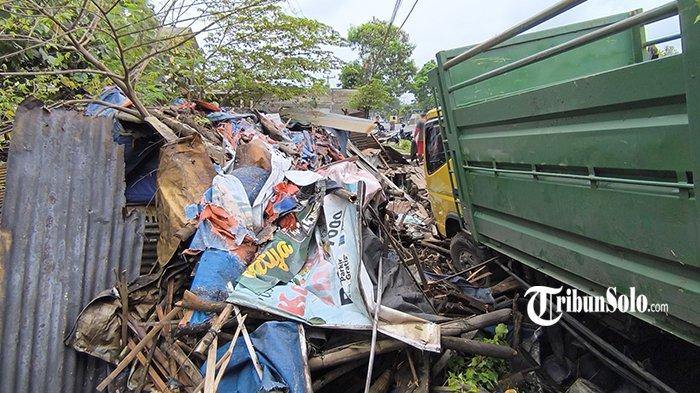 TRUK TABRAK ANGKRINGAN - Sebuah truk menabrak warung angkringan di jalan Diponegoro atau lingkar Bypass Klaten, Desa Karanganom, Kecamatan Klaten Utara, Kabupaten Klaten, Senin (26/5/2025). Diduga dua orang menjadi korban, di mana keduanya telah dilarikan ke rumah sakit pasca kejadian.