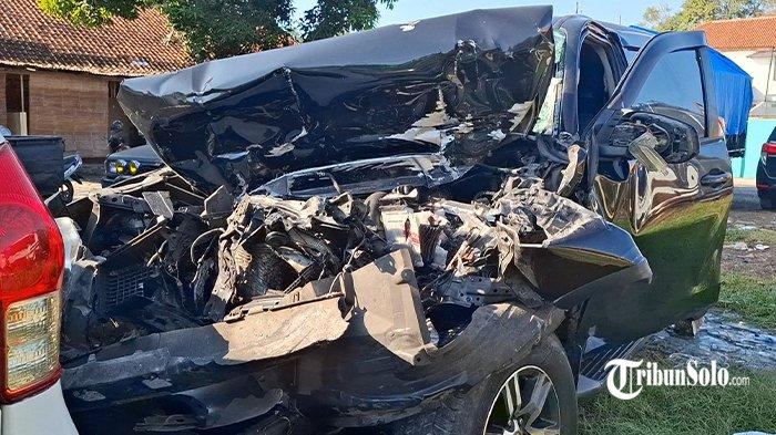 TRUK VS FORTUNER - Kondisi mobil Toyota Fortuner yang terlibat kecelakaan di Jalan Tol Solo-Ngawi, di Desa Banaran, Kecamatan Sambungmacan, Kabupaten Sragen, Jumat (6/6/2025). Toyota Fortuner bernomor polisi AE 1250 JP itu bertabrakan dengan satu unit truk bernomor polisi AA 8469 BP. Kejadian tersebut menyebabkan dua orang meninggal dunia dan dua orang luka ringan.