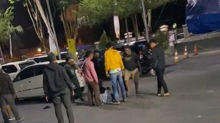 Tangkapan layar video keributan yang terjadi di area parkir Stasiun Solo Balapan, Sabtu (23/9/2023) kemarin.