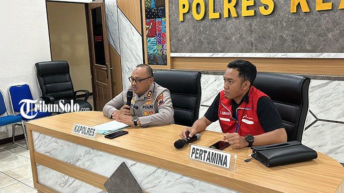 BERI PERNYATAAN - Area Manager Communication, Relations & Corporate Social Responsibility (CSR) PT Pertamina Patra Niaga Regional Jawa Bagian Tengah, Taufiq Kurniawan, saat konferensi pers di Mapolres Klaten, Kamis (10/4/2025). Pertamina Patra Niaga terus mengusut insiden dugaan pengoplosan BBM dengan air di SPBU 44.574.29 Trucuk, Kabupaten Klaten, Selasa (8/4/2025) lalu.