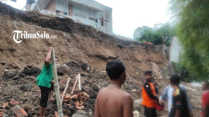 Tembok ambrol disertai tanah longsor di Kampung Debegan, Kelurahan Mojosongo, Kecamatan Jebres, Solo pada Kamis (4/7/2024) sore.