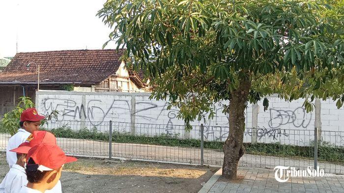 VANDALISME - Tembok dan bendera merah putih di SD Negeri 2 Gondang, Kabupaten Sragen jadi sasaran aksi vandalisme, Selasa (22/7/2025). Siapa pelaku vandalisme tersebut, tidak ada yang tahu, lantaran tidak ada kamera pengawas CCTV di lingkungan sekolah.