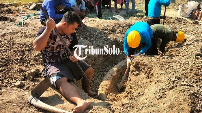Proses penggalian fosil gading gajah di Kecamatan Kepung
