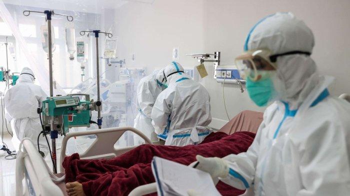 PERAWAT BERTUGAS. Tenaga kesehatan melakukan perawatan terhadap pasien Covid-19 di RSUD Kota Bogor, Jawa Barat, Jumat (12/2/2021). Berikut ucapan hari perawat nasional 2025. (KOMPAS.com/GARRY LOTULUNG)
