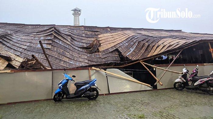 TENDA AMBRUK. Penampakan Tenda Stand Wonogiri Expo di Alun-alun Giri Krida Bakti Ambruk Tersapu Hujan Angin, Selasa (13/5/2025). Tenda yang sedang disiapkan tak kuat menahan hujan deras disertai angin kencang melanda wilayah setempat sejak sore hari.