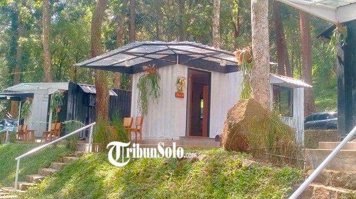 Tenggir Glamping, yang menyuguhkan konsep bermalam di kontainer bekas kantor proyek, di kawasan Tenggir Park, di dekat Candi Sukuh, Desa Berjo, Kecamatan Ngargoyoso, Kabupaten Karanganyar, Minggu (30/7/2022).