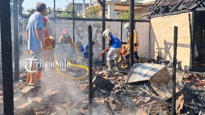 LUDES TERBAKAR - Rumah di Desa Pantirejo, Kecamatan Sukodono, Kabupaten Sragen terbakar, Selasa (22/7/2025).