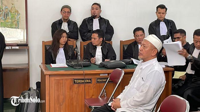 SIDANG PERDANA - Terdakwa kasus pemalsuan dokumen pendidikan tinggi, Zaenal Mustofa, menjalani sidang perdana di Pengadilan Negeri (PN) Sukoharjo, Rabu (16/7/2025). Ruang sidang tampak penuh oleh para pengunjung dan pihak terkait, termasuk rombongan penasihat hukum terdakwa yang berjumlah hingga 40 orang.