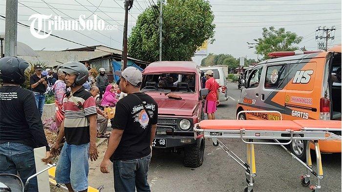 KECELAKAAN DI JATEN. Penampakan Mobil Suzuki dan Honda Scoopy yang terlibat kecelakaan di Jalan Solo-Tawangamangu, tepatnya di depan Luwes Jaten, Desa Dagen, Kecamatan Jaten, Kabupaten Karanganyar, Jum'at (13/6/2025). Kejadian bermula saat kedua kendaraan itu sama-sama berjalan di Jalan Solo-Tawangamangu.