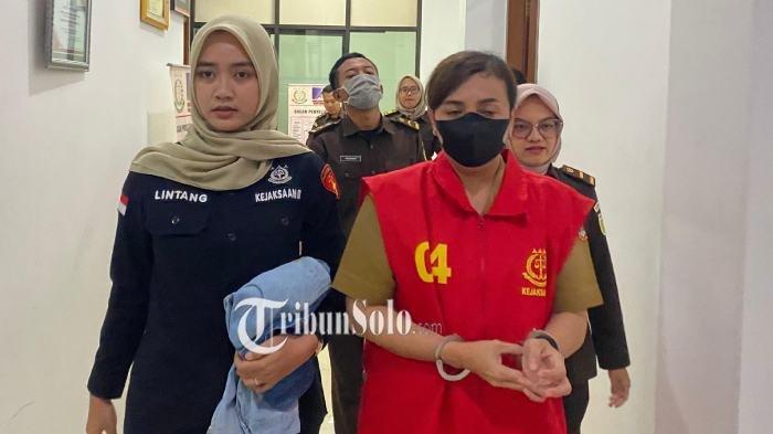 KEJARI TANGKAP KORUPTOR - Kejaksaan Negeri (Kejari) Sukoharjo menetapkan seorang wanita sebagai tersangka dalam kasus penyelewengan dana Desa Sanggung, Kecamatan Gatak, Kabupaten Sukoharjo pada Selasa (8/7/2025) kemarin.