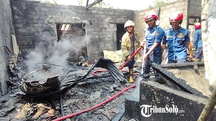 LUDES TERBAKAR - Tim Damkar Boyolali memadamkan kebakaran di rumah produksi kerupuk rambak di Dukuh Ngentak, Desa Kopen, Kecamatan Teras, Boyolali, Senin (23/6/2025). Kebakaran ini diduga karena adanya api dari tungku yang menyambar dan membakar kayu usuk atap.