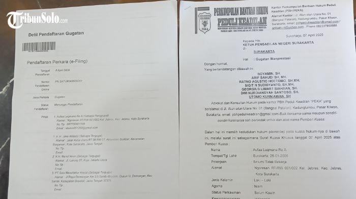 GUGAT JOKOWI : Tim kuasa hukum Aufaa Luqman Re A (19) warga Ngoresan, penggugat Jokowi, Maruf Amin dan PT Solo Manufaktur Kreasi memperlihatkan laporan atas gugatan wanprestasi. Gugatan ke PN Solo dilayangkan lantaran merasa dibohongi atas tawaran pembelian mobil Esemka.