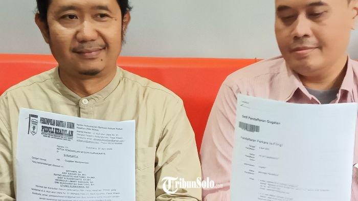 GUGAT JOKOWI : Tim kuasa hukum Aufaa Luqman Re A (19) warga Ngoresan, penggugat Jokowi, Maruf Amin dan PT Solo Manufaktur Kreasi atas gugatan wanprestasi. Gugatan ke PN Solo dilayangkan lantaran merasa dibohongi atas tawaran pembelian mobil Esemka.