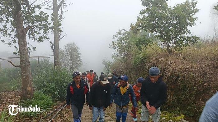 CARI SURVIVOR - Tim relawan saat diterjunkan untuk melakukan penyisiran survivor yang hilang di gunung Merbabu, Selasa (22/4/2025). Seorang pendaki yang naik dari jalur ilegal di Boyolali hilang.