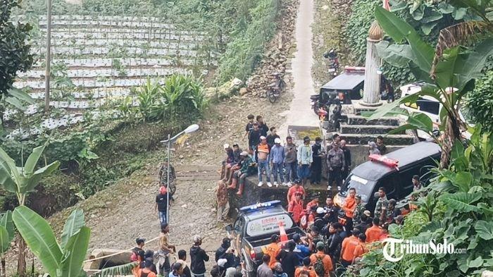 CARI SURVIVOR - Tim relawan saat proses evakuasi pendaki yang hilang di gunung Merbabu, Jumat (25/4/2025). Jenazah Sugeng Parwoto (50) sampai di basecamp Timboa sekira pada pukul 12.07 WIB.