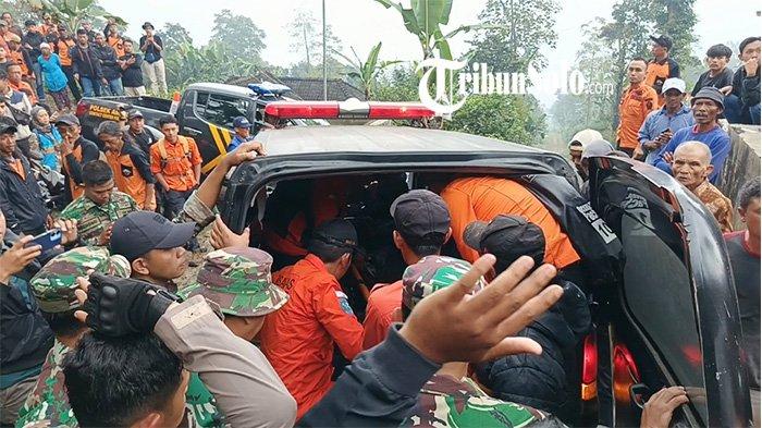 CARI SURVIVOR - Tim relawan saat proses evakuasi pendaki yang hilang di gunung Merbabu, Jumat (25/4/2025). Jenazah Sugeng Parwoto (50) sampai di basecamp Timboa sekira pada pukul 12.07 WIB.