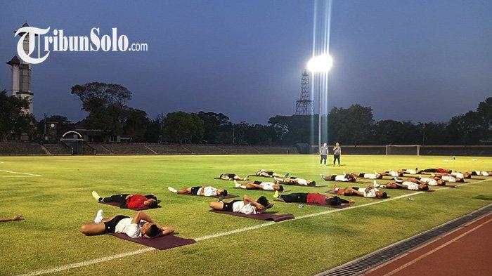 Para pemain Timnas Indonesia U-23 melakukan sesi peregangan saat latihan perdana di Stadion Sriwedari, Senin (4/9/2023).