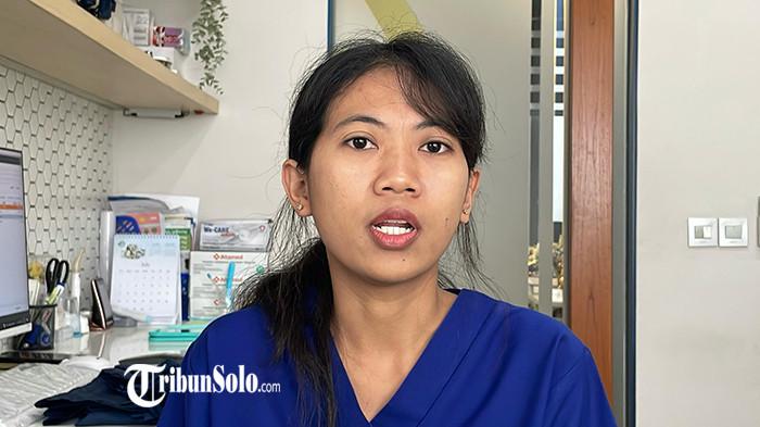 DIGUGAT PASCA RESIGN - Tita Delima (27), perempuan yang digugat bekas tempat kerjanya pasca resign setelah dituding melanggar kontrak perjanjian, saat ditemui TribunSolo.com, Rabu (30/7/2025). Tita digugat di Pengadilan Negeri Boyolali oleh bekas tempat kerjanya, sebuah klinik kesehatan gigi di kawasan Solo Baru, dengan tuntutan senilai Rp120 juta.