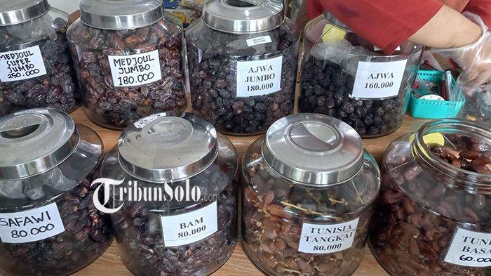 Kurma yang dijual di toko oleh-oleh haji dan umroh Al-Madinah Solo.