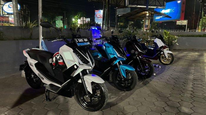 TOURING MOTOR LISTRIK. Menyambut Hari Lingkungan Hidup Sedunia, PLN mendukung penuh kegiatan touring motor listrik bertajuk “KOSMIK Nasional, Jelajah Guci Tegal” yang diselenggarakan oleh Komunitas Motor Listrik (KOSMIK) Indonesia, Sabtu (31/5/2025).