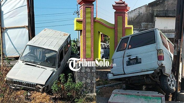 Toyota Kijang  Nyungsep dan terjepit antara tiang kabel Internet dan gapura Dukuh Gatak, Desa/Kecamatan Banyudono, Selasa (3/8/2024).
