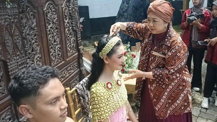 PADUSAN DI BOYOLALI - Tradisi padusan di umbul Pengging digelar, Kamis (27/2/2025). Tradisi ini diawali dengan kirab budaya oleh prajurit keraton kasunanan Surakarta dari Kantor Kecamatan Banyudono menuju umbul Ngabean di kompleks pemandian Tirtomarto Pengging