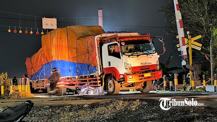 ALAMI PATAH AS. Truk tronton muatan kertas mengalami patah as di perlintasan kereta api di Desa Sekaran, Kecamatan Wonosari, Kabupaten Klaten, Senin (10/3/2025). Truk yang tepat berhenti di perlintasan kereta ini menyebabkan lalu lintas kendaraan terkendala dan macet. Akibatnya, kendaraan dari Pakis Klaten ke arah Daleman Sukoharjo tidak dapat melintas, khususnya kendaraan roda 4.