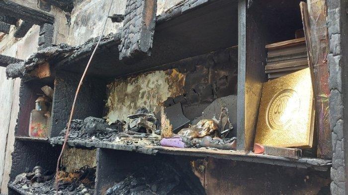 Tumpukan Alquran selamat dari kobaran api saat kebakaran melanda rumah di Grogol Selatan, Jakarta Selatan, Selsa (14/3/2023)