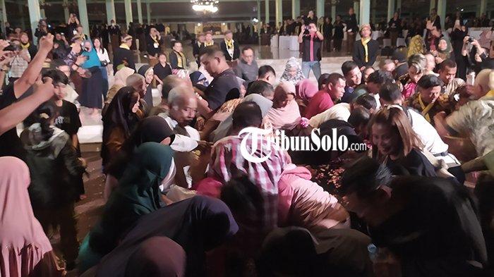 MALAM 1 SURO - Ilustrasi Udek-udek atau pembagian uang dari keluarga Pura Mangkunegaran kepada masyarakat yang datang dalam prosesi Malam 1 Suro. Sejumlah warga merasa kecewa tak diperbolehkan masuk ke Pura Mangkunegaran untuk ikut rayahan dalam rangka Kirab Pusaka menjelang 1 Suro, Kamis (26/6/2025). 