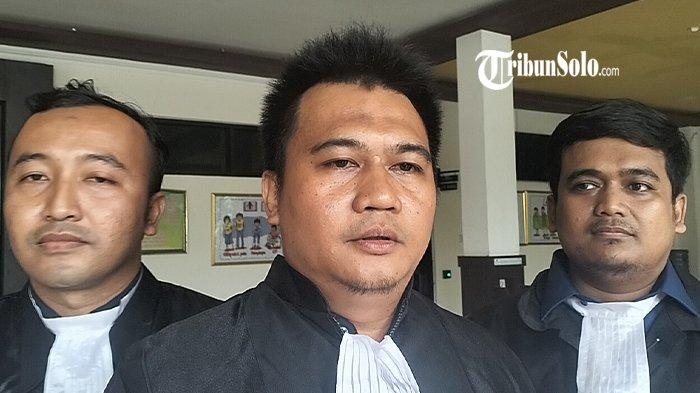 Umar J Harahap yang merupakan kuasa hukum Mbah Prenjak, terdakwa tindak pidana dugaan penipuan dan penggelapan atas jual beli tanah di Desa Jatikuwung, Kecamatan Gondangrejo, Kabupaten Karanganyar, saat ditemui di Pengadilan Negeri (PN) Karanganyar, Senin (24/2/2025). Hingga tanggal 5 Februari 2025, Mbah Prenjak berstatus terdakwa dan menjalani sidang perdananya di Pengadilan Negeri (PN) Karanganyar.