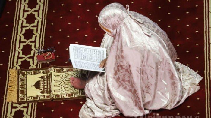 MEMBACA AL QURAN - Umat Islam membaca Al Quran menjelang berbuka puasa di Masjid Istiqlal Jakarta, Sabtu (1/3/2025). (TRIBUNNEWS/HERUDIN)