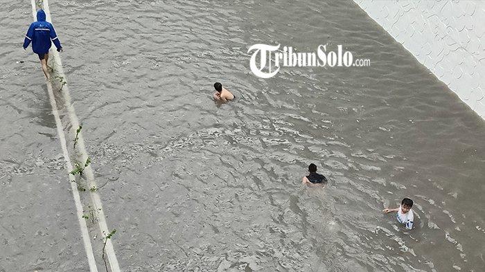 UNDERPASS JOGLO BANJIR - Underpass Joglo tergenang air setinggi lutut orang dewasa pasca diguyur hujan lebat selama 10 menit, Kamis (3/4/2025) sore. Warga pun sampai harus menyelamatkan diri meninggalkan rumah akibat insiden tersebut.