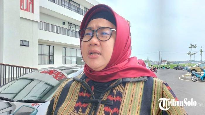 TANGGAPI SOAL KEMUKUS : Bupati Sragen, Kusdinar Untung Yuni Sukowati saat ditemui Selasa (4/2/2025) siang. Dirinya menjawab sorotan Gunung Kemukus di Kabupaten Sragen, soal tindak pidana perdagangan orang (TPPO) di kawasan tersebut.