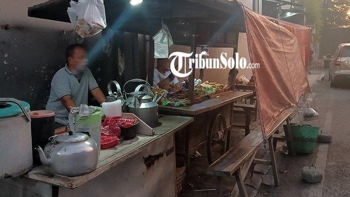 Usaha angkringan milik Supriyono (48) yang berada di jalan Ki Mangun Sarkoro, berada di area Proyek Pembangunan Underpass Palang Joglo, Selasa (26/9/2023).