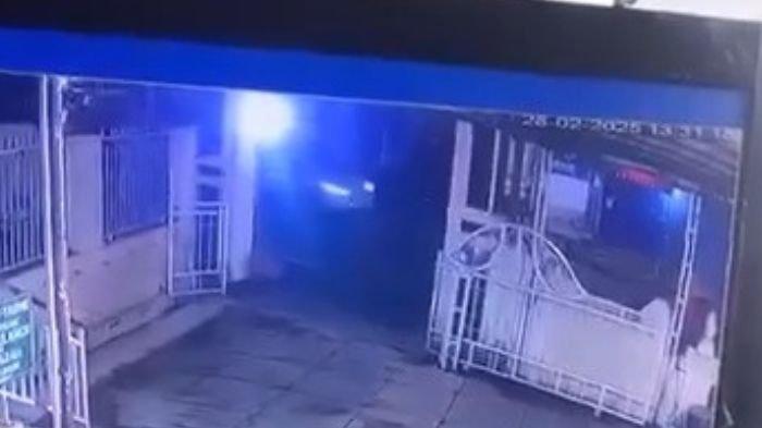 TABRAK LARI : Viral di media sosial video rekaman CCTV dugaan kecelakaan yang menyebabkan meninggal dunia, Selasa (4/3/2025) dini hari. Diketahui korban bernama Sinem (80), Warga Kelurahan/Kecamatan Tawangmangu, Kabupaten Karanganyar.
