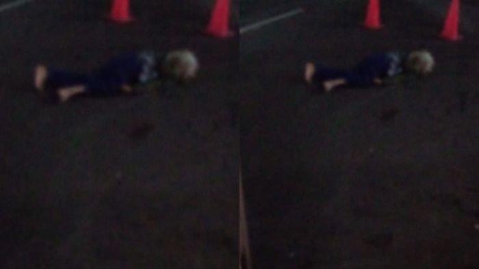 TABRAK LARI : Viral di media sosial video rekaman CCTV dugaan kecelakaan yang menyebabkan meninggal dunia, Selasa (4/3/2025) dini hari. Diketahui korban bernama Sinem (80), Warga Kelurahan/Kecamatan Tawangmangu, Kabupaten Karanganyar.