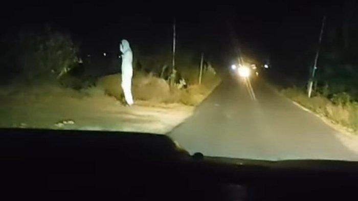 Viral sosok pocong berdiri di pinggir Jalan Lasem, Rembang, lari saat didekati