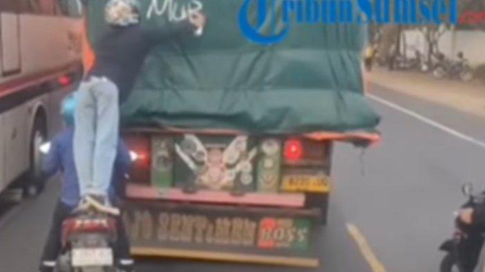 Viral video pengendara motor saat sedang mencoret truk muatan di Pati.