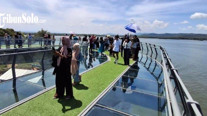 WISATA DI WONOGIRI - Suasana wisatawan di Objek Wisata Waduk Gajah Mungkur Wonogiri Minggu (6/4/2025).