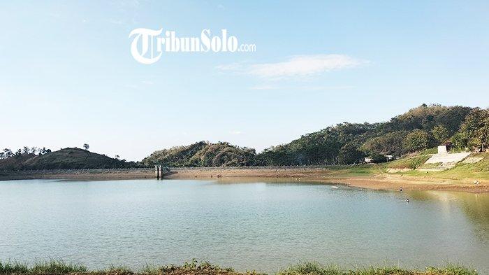 Waduk Gebyar, di Desa Jambeyan, Kemacatam Sambirejo, Kabupaten Sragen berlatar belakang Gunung Lawu, Jumat (12/7/2024).