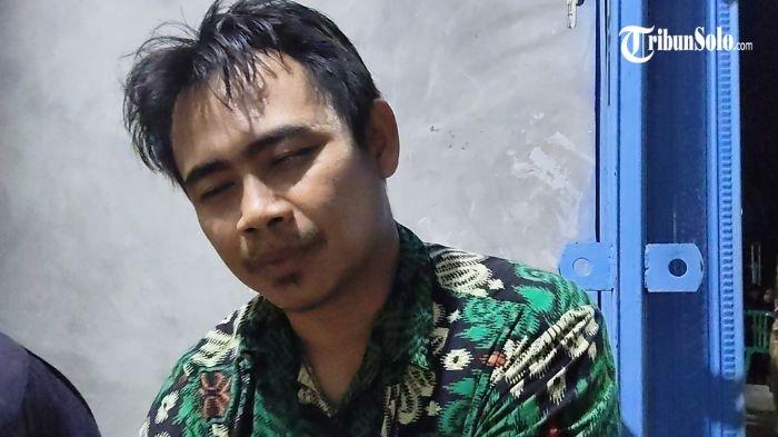 DUKA - Suami dari almarhumah Hana Tiara dan ayah dari Karin Valencia Wahyu Budi Santoso, di rumah duka di Perumahan Muna Plalar Permai, Dusun Gedongrejo, Desa Kaliwuluh, Kecamatan Kebakkramat, Kabupaten Karanganyar, Senin (23/6/2025). Wahyu mengungkapkan firasatnya sebelum ditinggal istri dan anak ketiganya pergi.